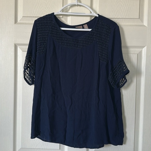 CHICO’S Women's Navy Top with Crochet Details Size 2 - Picture 1 of 6